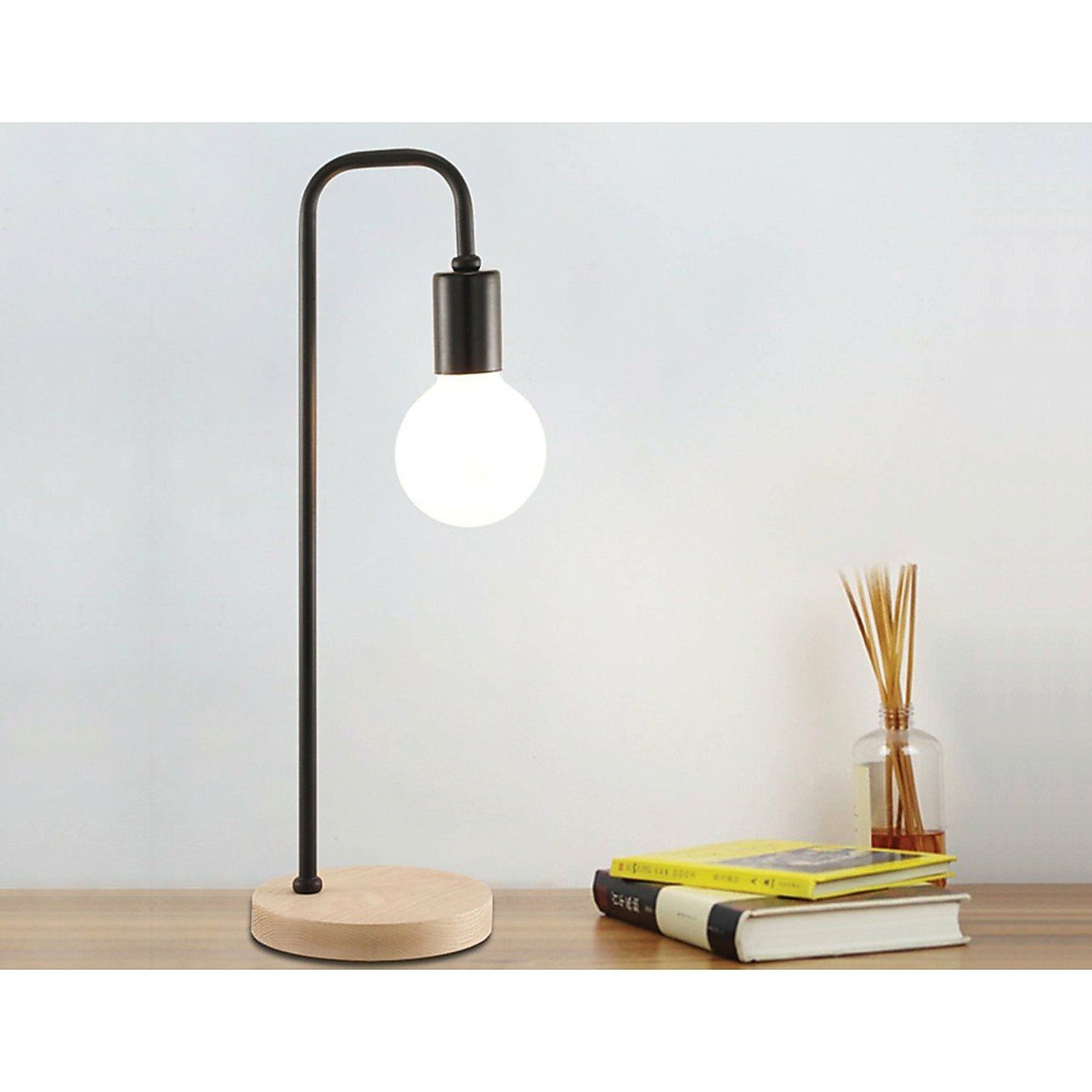 Lampe de table scandinave - Base en bois et bras en acier noir - l'Ame du temps