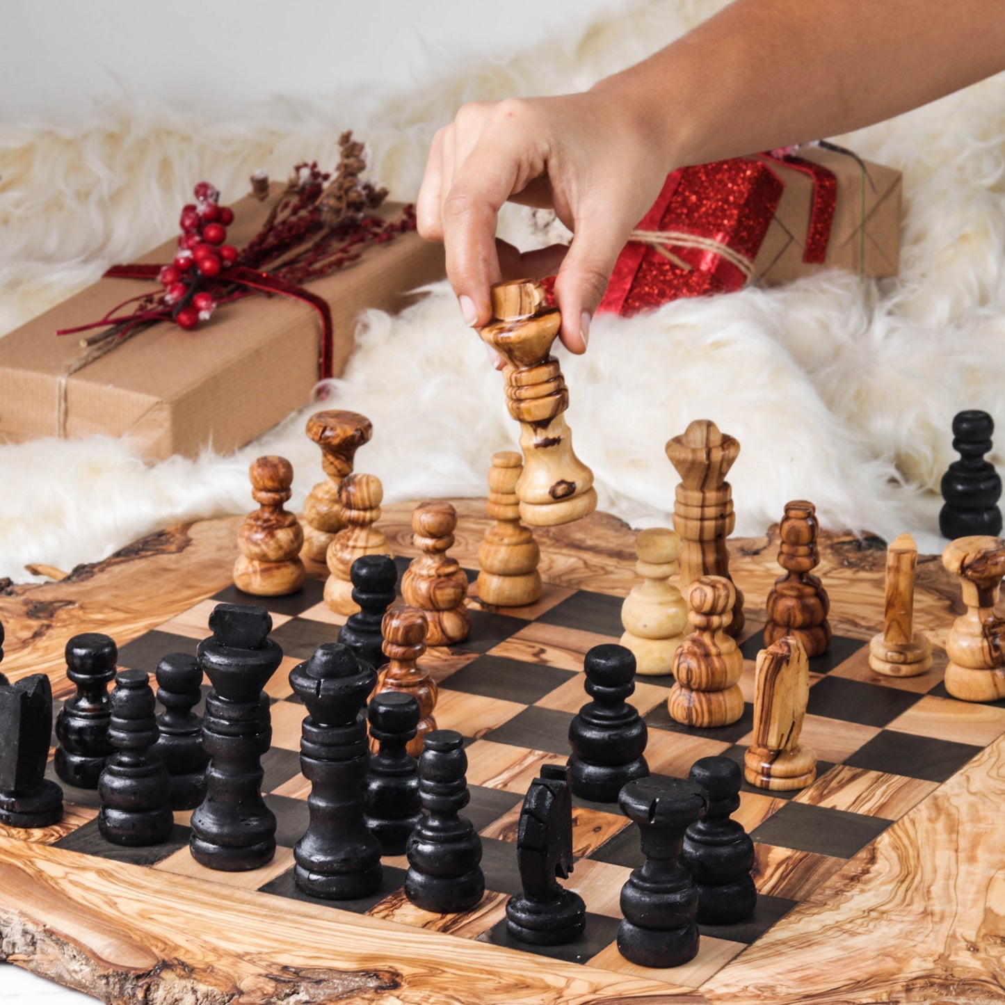 Handcrafted Olive Wood Chess Set with Natural Edges - l'Ame du temps 